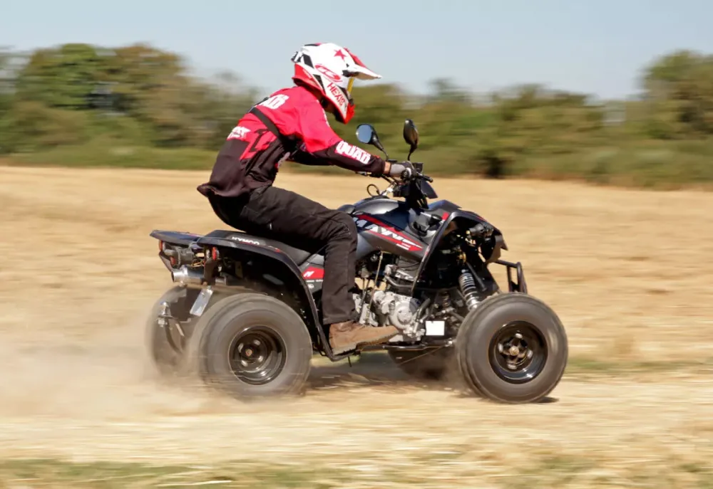 Vue latérale du quad montrant la selle ergonomique et porte-bagages
