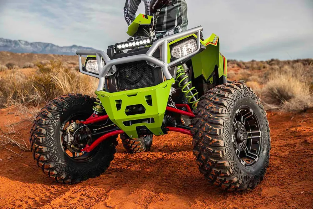Quad sur sentier avec un pilote, illustrant l'usage en randonnée et la stabilité