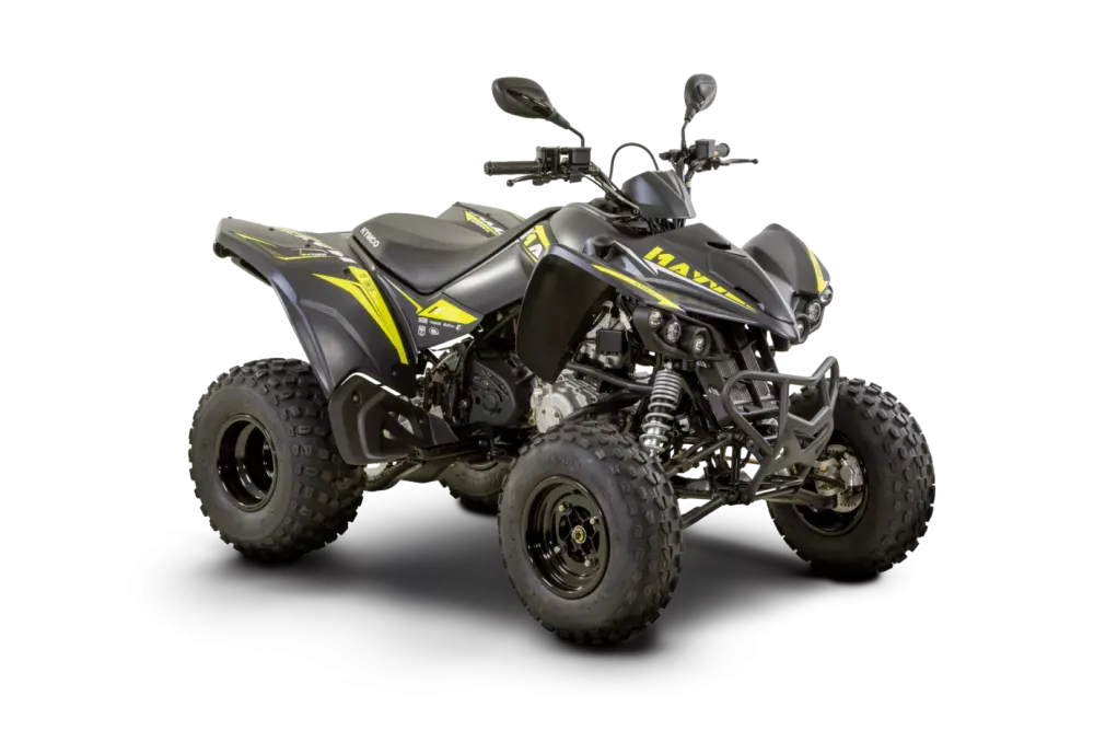 Quad KYMCO Maxxer sur sentier boueux vu de trois-quarts