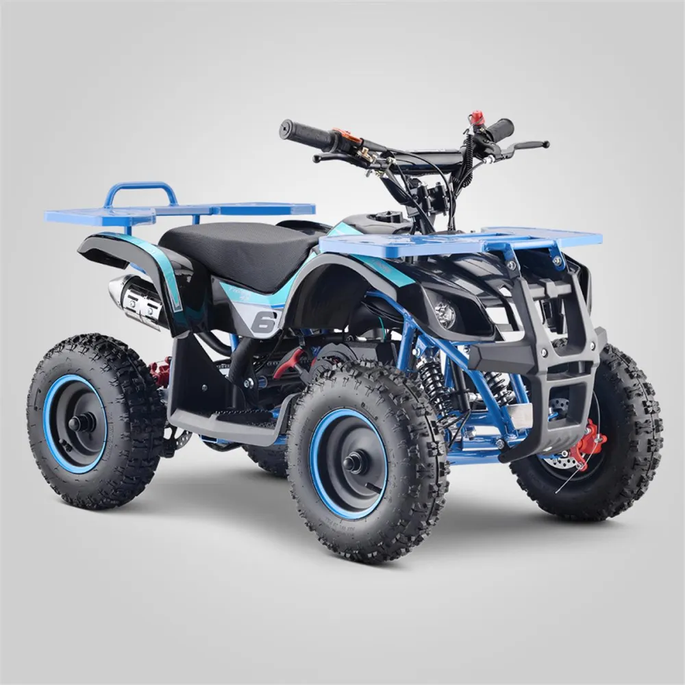 Vue de profil du pocket quad Apollo Tiger bleu sur terrain, montre la carrosserie et les portes bagages