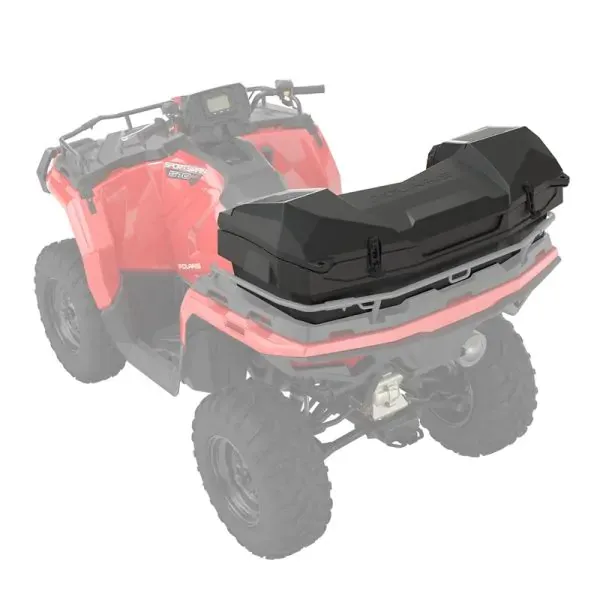 Vue arrière du coffre fixé sur un porte-bagages de quad