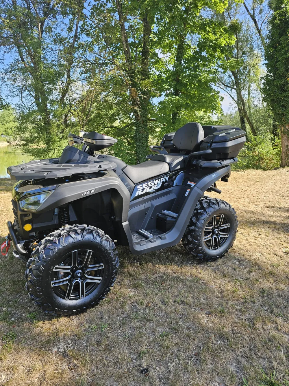 Coffre fixé sur porte-bagages arrière d'un quad en tout-terrain