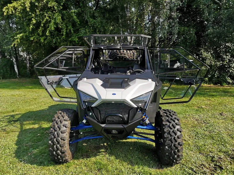 Vue avant de la cabine Techrace installée sur Polaris RZR Pro XP, vitrage transparent