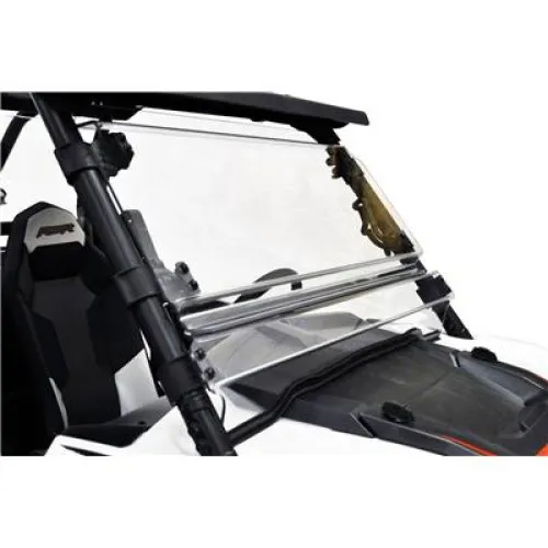 Pare-brise monté sur Polaris RZR avec cockpit protégé