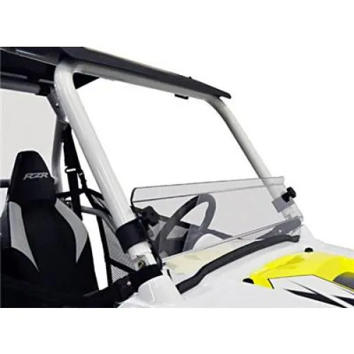 Demi pare-brise posé sur véhicule Polaris RZR en extérieur