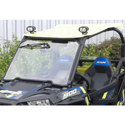 Pare‑brise posé sur Polaris RZR avec essuie‑glace en action