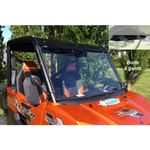Vue avant du pare-brise et toit montés sur SSV Polaris Ranger, démontrant la couverture totale