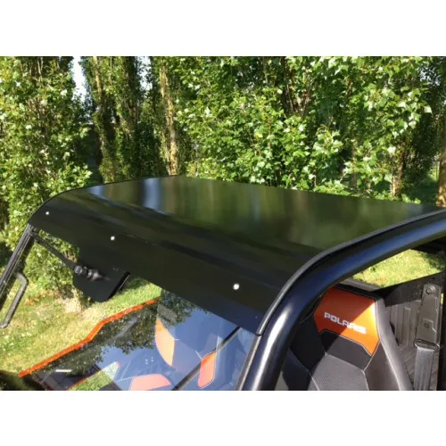 Vue latérale du toit rigide et du pare-brise montés sur Polaris Ranger en utilisation